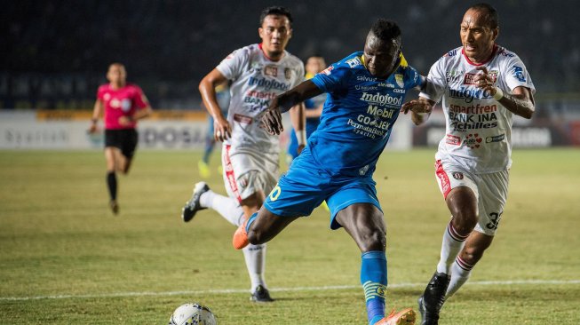 Pesepak bola Bali United Leonard Tupamahu (kanan) berusaha menghalangi pesepak bola Persib Bandung Ezechiel Ndouasel (kiri) saat pertandingan Sepak Bola Liga 1 2019 di Stadion Si Jalak Harupat, Kabupaten Bandung, Jawa Barat, Jumat (26/7/2019). ANTARA FOTO/M Agung Rajasa/.