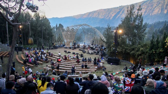 Penonton menyaksikan penampilan salah satu musisi jazz dalam Jazz Gunung bromo 2019 di Jiwa Jawa Resort Probolinggo, Jawa Timur, Jumat (26/7).[ANTARA FOTO/Umarul Faruq]