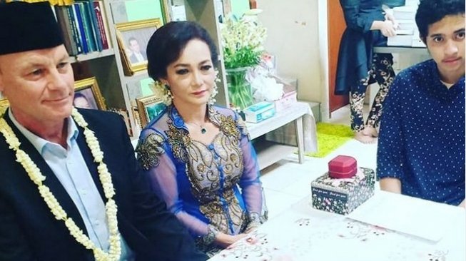 Firda Razak bersama suami yang orang bule, saat melakukan ijab kabul. [Instagram]