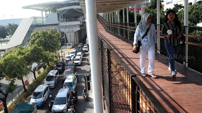 Skybridge penghubung Stasiun LRT Jakarta Veldrome-Halte Transjakarta Pemuda di kawasan Rawamangun, Jakarta, Jumat (26/7). [Suara.com/Arief Hermawan P]