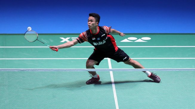 Pebulutangkis tunggal putra Indonesia, Anthony Sinisuka Ginting, terhenti di babak perempat final Japan Open 2019 usai dikalahkan peringkat satu dunia, Kento Momota (Jepang), Jumat (26/7). [Humas PBSI]