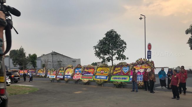 Suasana di sekitar lokasi resepsi pernikahan Siti Badriah dan Krisjiana Baharudin [Suara.com/Revi C. Rantung]