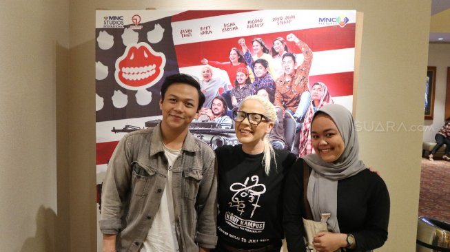  Jennifer Lepas (tengah) hadiri pemutaran pertama film Koboy Kampus [Suara.com/Sumarni]