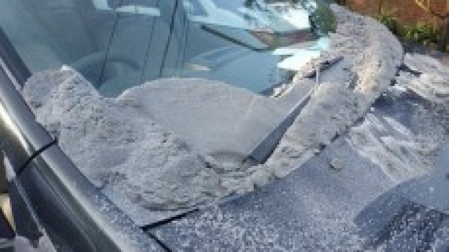 Debu Abu Vulkanik Pasca-Erupsi Gunung Tangkuban Perahu Mencapai 10 Cm