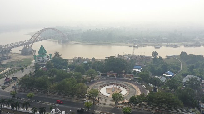 Foto udara Sungai Kahayan yang diselimuti kabut asap di Palangka Raya, Kalimantan Tengah, Jumat (26/7). [ANTARA FOTO/Hafidz Mubarak]