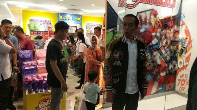 Pulang Kampung, Jokowi Langsung Ajak Jan Ethes ke Mal Beli Mainan