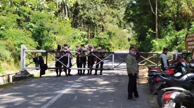 Masih Ada Material Debu Ketebalan 10 Cm Pasca Erupsi Tangkuban Perahu