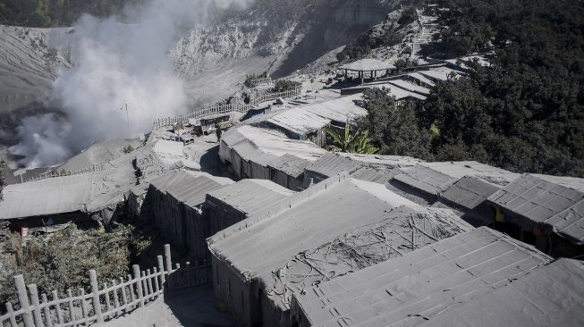 Kondisi kawasan wisata Kawah Ratu yang tertutup abu vulkanik akibat letusan freatik Gunung Tangkuban Parahu, Kabupaten Subang, Jawa Barat, Sabtu (27/7). [ANTARA FOTO/Novrian Arbi]