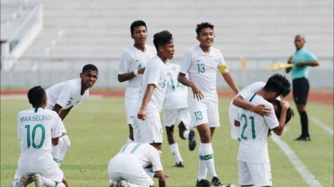  Para pemain tim nasional U-15 Indonesia merayakan gol ke gawang Vietnam di laga Grup A Piala AFF U-15 2019 di Thailand, Sabtu (27/7). Laga itu berakhir dengan skor 2-0 untuk kemenangan Indonesia. (ANTARA/HO/PSSI)