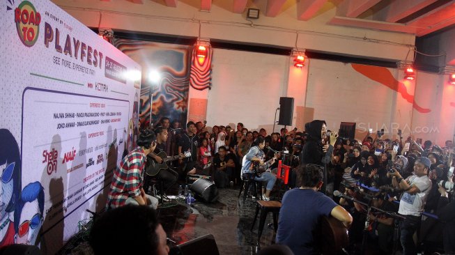 Penampilan group band Kotak di terowongan jalan Kendal, Jakarta, Jumat (26/7). [Suara.com/Arief Hermawan P]