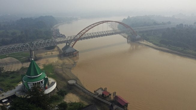 Foto udara Sungai Kahayan yang diselimuti kabut asap di Palangka Raya, Kalimantan Tengah, Jumat (26/7). [ANTARA FOTO/Hafidz Mubarak]