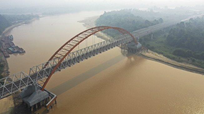 Foto udara Sungai Kahayan yang diselimuti kabut asap di Palangka Raya, Kalimantan Tengah, Jumat (26/7). [ANTARA FOTO/Hafidz Mubarak]