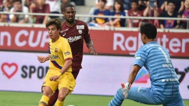 Pemain muda Barcelona Riqui Puig melepaskan tendangan ke gawang Vissel Kobe dalam pertandingan pramusim, Sabtu (27/7/2019) [AFP]