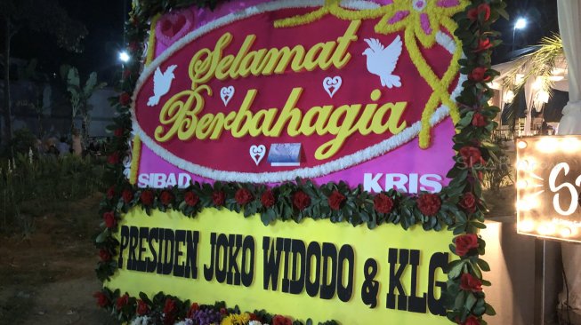 Krans bunga dari Presiden Joko Widodo dan keluarga buat Sibad dan Krisjiana [Suara.com/Revi Cofans Rantung].