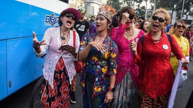 Sejumlah emak-emak yang tergabung dalam komunitas Para Pecinta Kebaya dan Sarung Indonesia beraksi di Car Free Day atau Hari Bebas Berkendaraan di kawasan Bundaran HI, Jakarta, Minggu (28/7)..[ANTARA FOTO/Muhammad Adimaja]