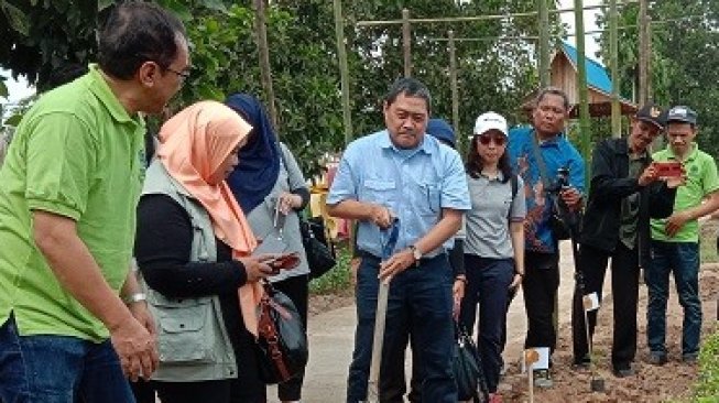 Dirjen PKT Kemendes PDTT, Muhammad Nurdin saat menanam secara simbolis  ‘Rajati Flower Garden’. (Suara.com/Rahmat Ali)