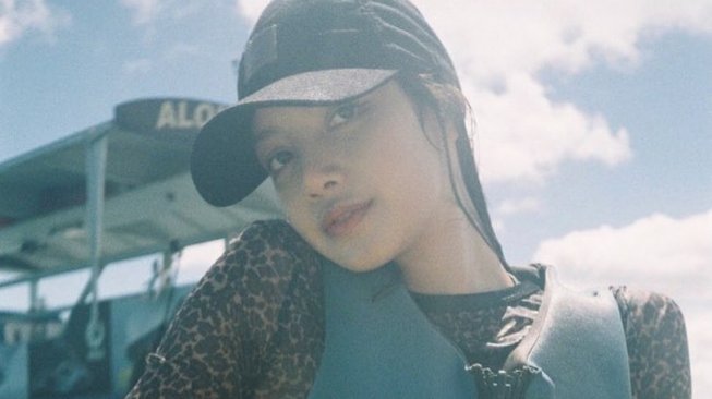 Tampil Natural, Potret Serunya Lisa BLACKPINK Berenang di Laut Hawaii