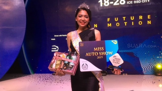 Adinda, usher booth Lexus yang meraih gelar Miss Auto Show 2019 [Suara.com/ukirsari]