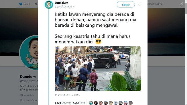 Adian Napitupulu di belakang Jokowi - (Twitter/@yusuf_dumdum)