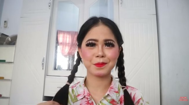 Mencoba makeup di salon terburuk. (YouTube/Pebbi Lieyanti)