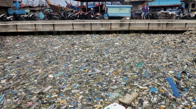 Tumpukan sampah menumpuk di pinggir laut kawasan Pelabuhan Muara Baru, Jakarta Utara, Senin (29/7).  [Suara.com/Oke Atmaja]