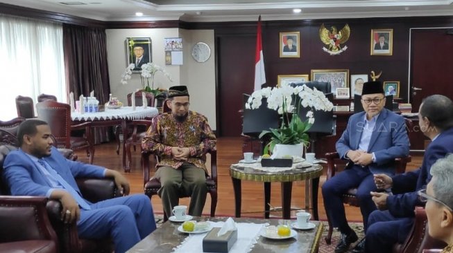 Ustaz Adi Hidayat bersama delegasi dari Sudan menemui Ketua MPR Zulkifli Hasan di Gedung DPR/MPR, Senayan, Jakarta. (Suara.com/Novian)