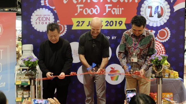 Presiden Direktur PT. AEON Retail Indonesia, Toyofumi Kashi dan Agricultural Counselor Keduataan Besar Amerika Serikat Chris Ritggers membuka acara American Food Fair. [istimewa]