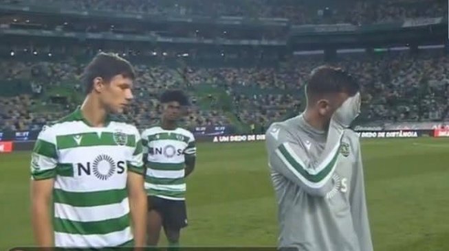 Gelandang Sporting Lisbon, Bruno Fernandes terciduk tengah menangis usai laga persahabatan antara Sporting Lisbon vs Valencia di Stadion Jose Alvalade, Minggu (28/7/2019). (Twitter/@ManUnitedZone_)