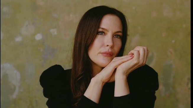 Jatuh Cinta dengan Skincare, Ini Total Perawatan Wajah Liv Tyler di Rumah