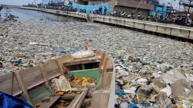 Tumpukan sampah menumpuk di pinggir laut kawasan Pelabuhan Muara Baru, Jakarta Utara, Senin (29/7).  [Suara.com/Oke Atmaja]