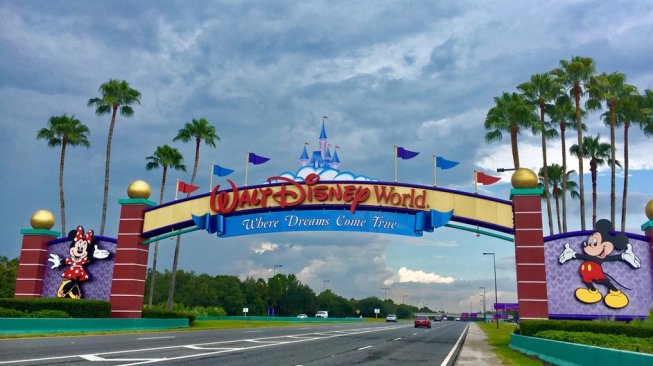 Komen Ibu Ini Viral Usai Kecam Anak-Anak Muda yang Datang ke Disney World