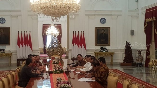 Pimpinan Softbank, Tokopedia, dan Grab Indonesia menemui Presiden Jokowi di Istana Merdeka, Jakarta, Senin (29/7/2019). [Suara.com/Ummi Hadyah Saleh]