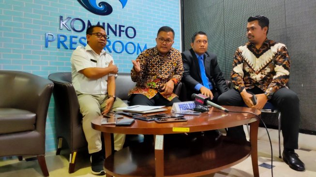 Plt Kepala Biro Humas Kominfo Ferdinandus Setu (kiri) bertemu dengan kuasa hukum Kimi Hime di Jakarta, Senin (29/7/2019). [Suara.com/Tivan Rahmat]