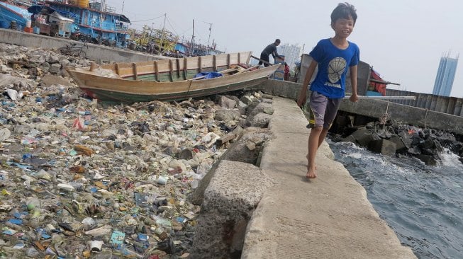 Tumpukan sampah menumpuk di pinggir laut kawasan Pelabuhan Muara Baru, Jakarta Utara, Senin (29/7).  [Suara.com/Oke Atmaja]