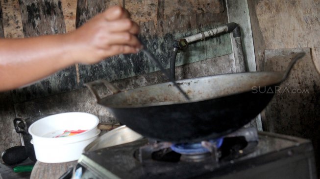 Proses pengolahan biogas di peternakan sapi milik Pondok Pesantren Assyafaat, Depok, Jawa Barat, Senin (29/7).[Suara.com/Arief hermawan P]