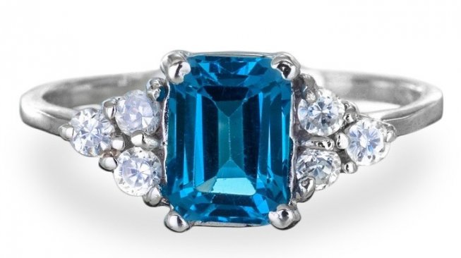 Cincin tunangan bentuk emerald cut. (Bright Side/Shutterstock)