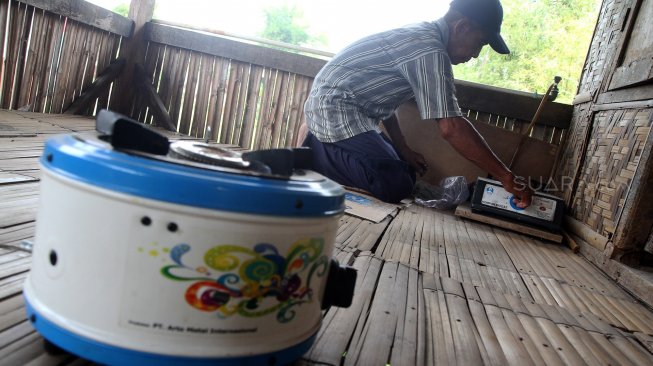 Proses pengolahan biogas di peternakan sapi milik Pondok Pesantren Assyafaat, Depok, Jawa Barat, Senin (29/7).[Suara.com/Arief hermawan P]