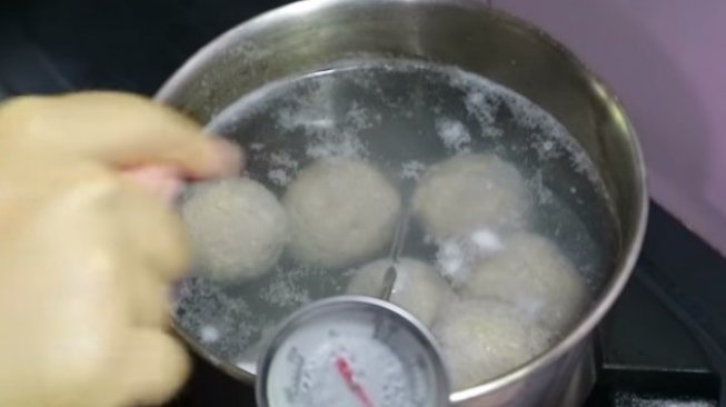 Bumbu Bakso Isi Telur Puyuh. (Youtube/dapuradis) 