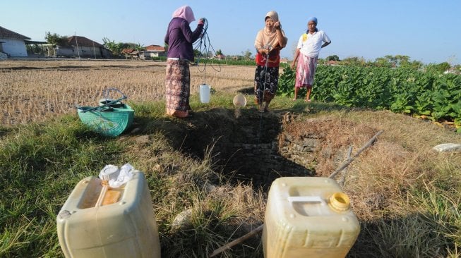 Warga mengambil air dari salah satu sumur di Desa Pegagan, Pamekasan, Jawa Timur, Senin (29/7). [ANTARA FOTO/Saiful Bahri]