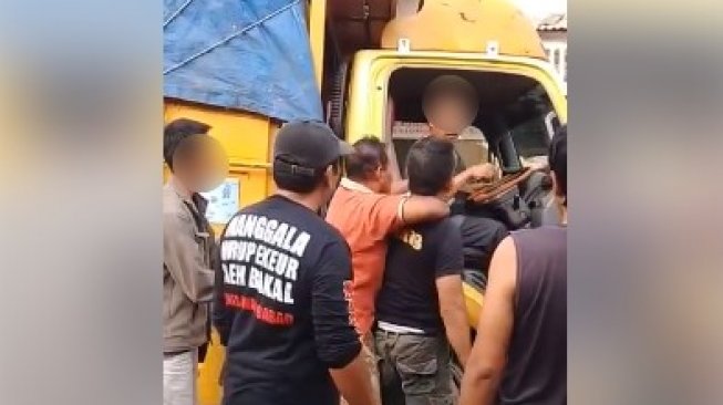 Menepi Untuk Tanya Alamat, Sopir Truk Ini Malah Dipukul Pria Berkaos Aparat