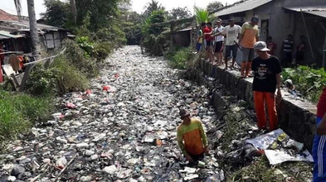Viral Kali Bahagia, Pemkab Kerahkan Petugas Gabungan Bersihkan Sampah