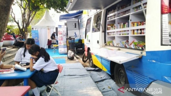 Beberapa pengunjung membaca buku di stan DPD yang ada di Festival Cisadane. [Antara]