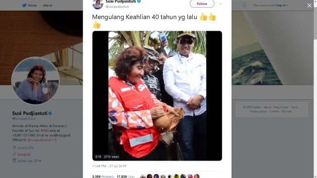 Menteri KP Susi Susi Pudjiastuti mengupas kelapa - (Twitter/@susipudjiastuti)