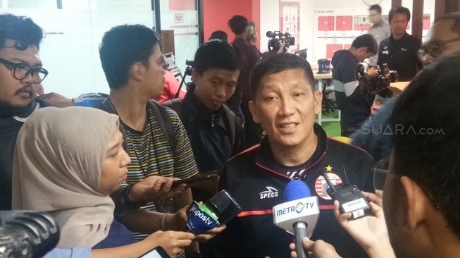 CEO Persija Jakarta, Ferry Paulus (kanan) usai menggelar jumpa pers di kantor Persija di Kuningan, Jakarta, Selasa (30/7/2019) malam. [Suara.com / Adie PRASETYO N]