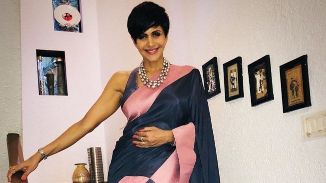 Usianya Hampir Setengah Abad, Ini Rahasia Tubuh Seksi Mandira Bedi