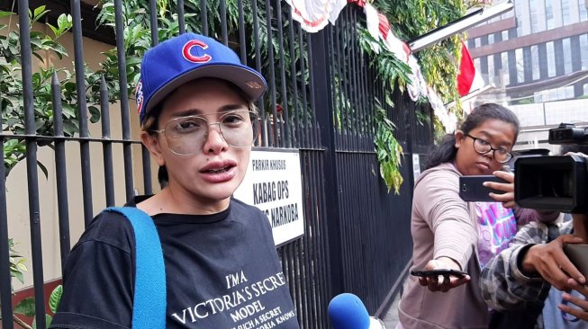 Diminta Polisi Tak Keluar Negeri, Nikita Mirzani Ngotot ke Paris