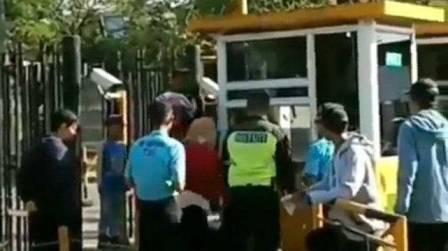 Tampar Petugas Usai Terjedot Palang Parkir, Aksi Ibu Ini Panen Sindiran