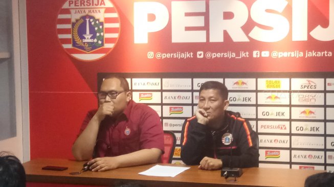 CEO Persija Ferry Paulus (kanan), saat memberikan keterangan resmi soal batalnya pertandingan leg kedua final Piala Indonesia kontra PSM Makassar, Selasa (30/7/2019). [Suara.com / Adie Prasetyo Nugraha]