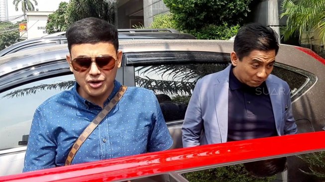 Ramzi dan Sandy Arifin mendatangi Polda Metro Jaya, Selasa (30/7/2019). [Sumarni/Suara.com]