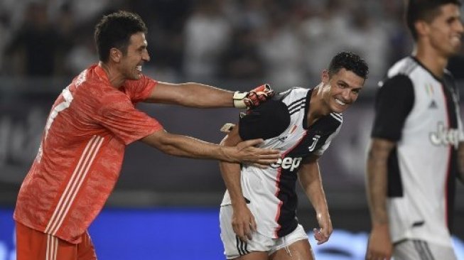 Reaksi kiper Juventus Gianluigi Buffon dan Cristiano Ronaldo setelah mereka mengalahkan Inter Milan lewat adu penalti di International Champions Cup. HECTOR RETAMAL / AFP